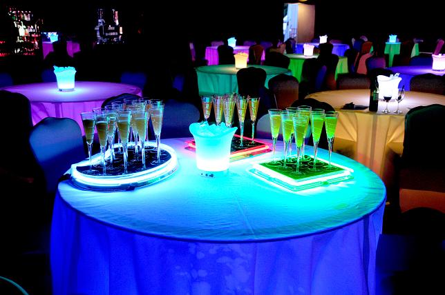 Wireless banquet tables